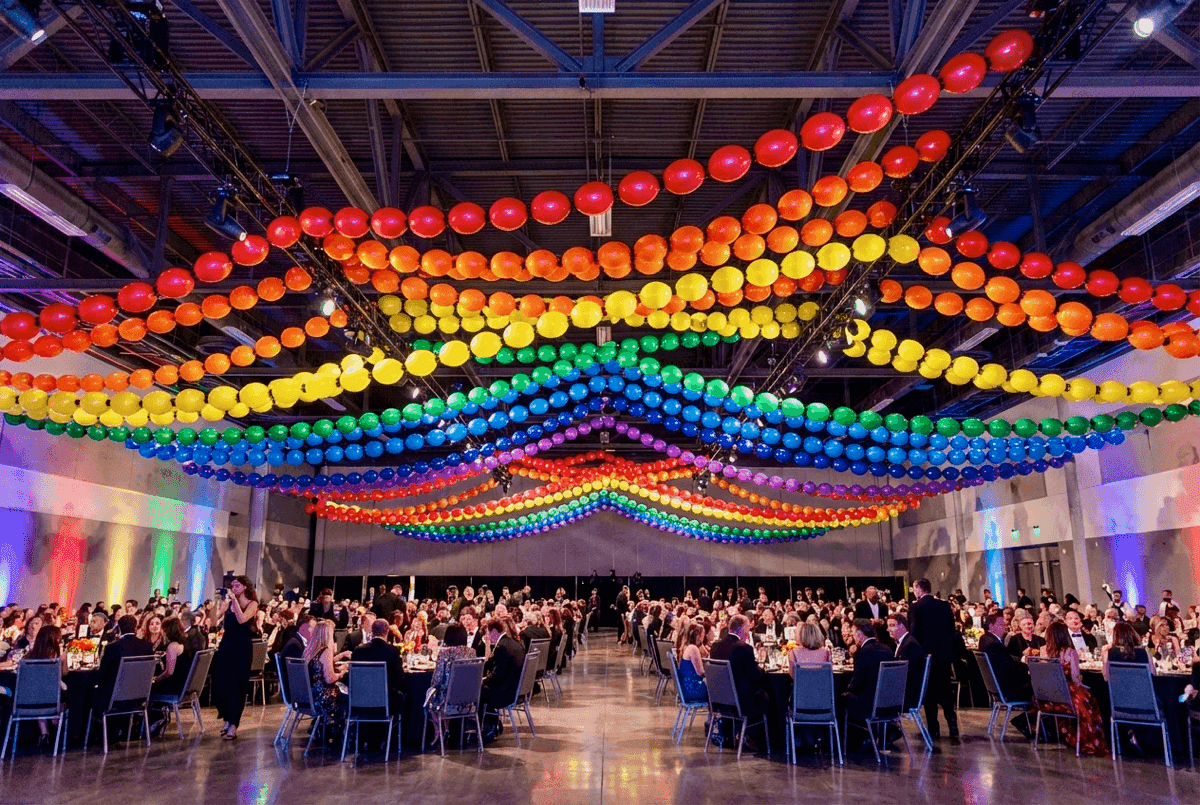 Pitkä sateenkaaren värinen palloköynnös festivaalialueen yllä