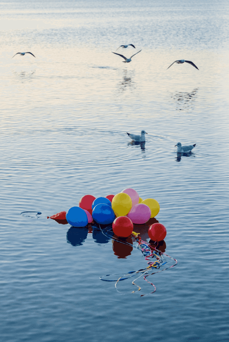Sea turtle threatened by balloon waste in the ocean